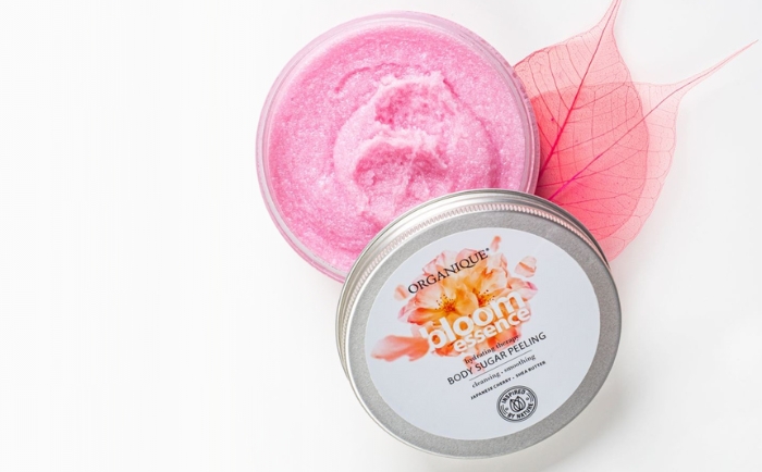 Peeling cukrowy Bloom Essence - pogromca truskawkowych nóg