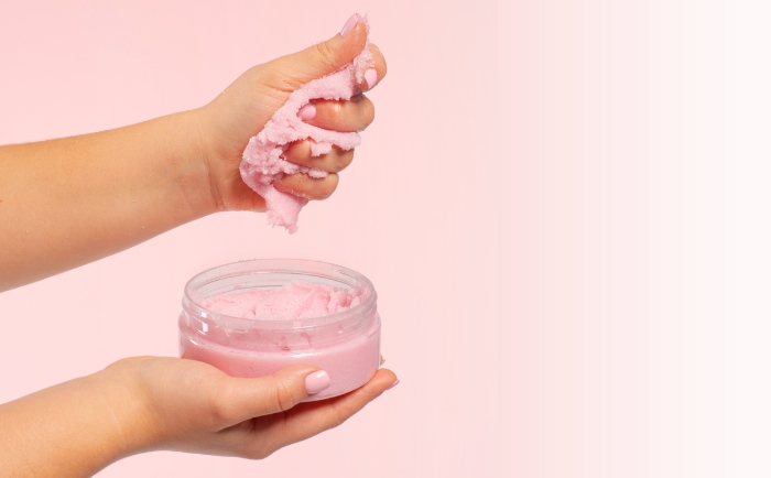 Peeling cukrowy Bloom Essence zmniejsza ryzyko pojawienia się wrastających włosków